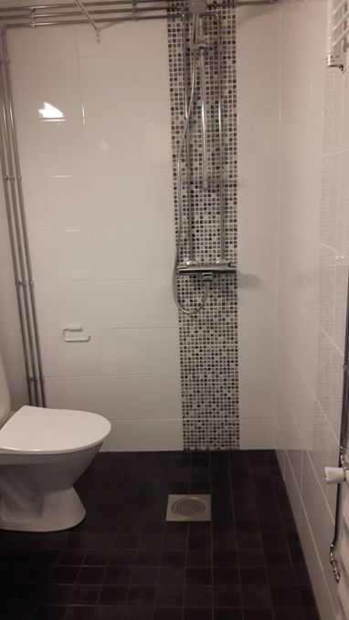 WC:n ja kylpyhuoneen kaakeloinnit sekä suihkut